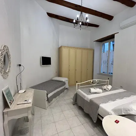 Varriale 2,0 Free Parking For Small Cars Only Apartment Neapel