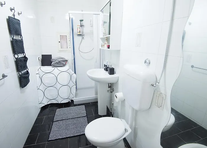 Varriale 2,0 Free Parking For Small Cars Only